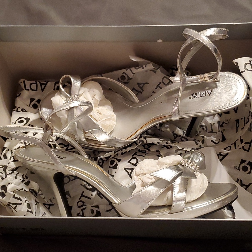 APT 9 Silver Stephanie Heels size 8